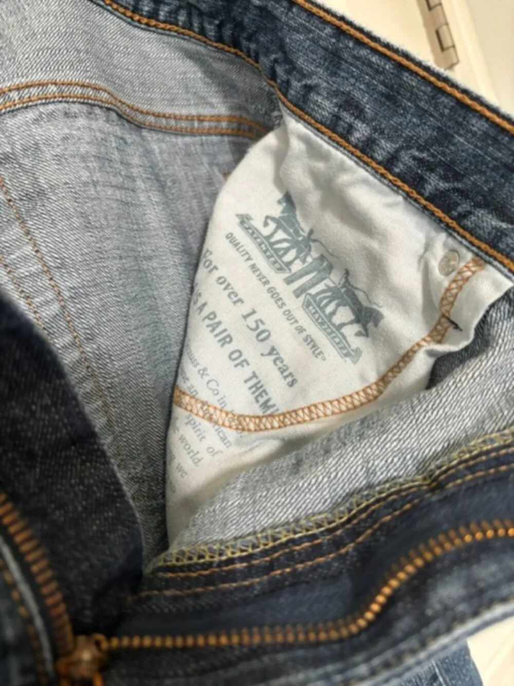 Men's Levi blue jeans dark stonewash - size 36/28 - comfortable!